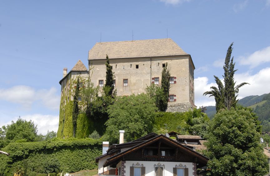 Schloss Schenna oberhalb von Meran