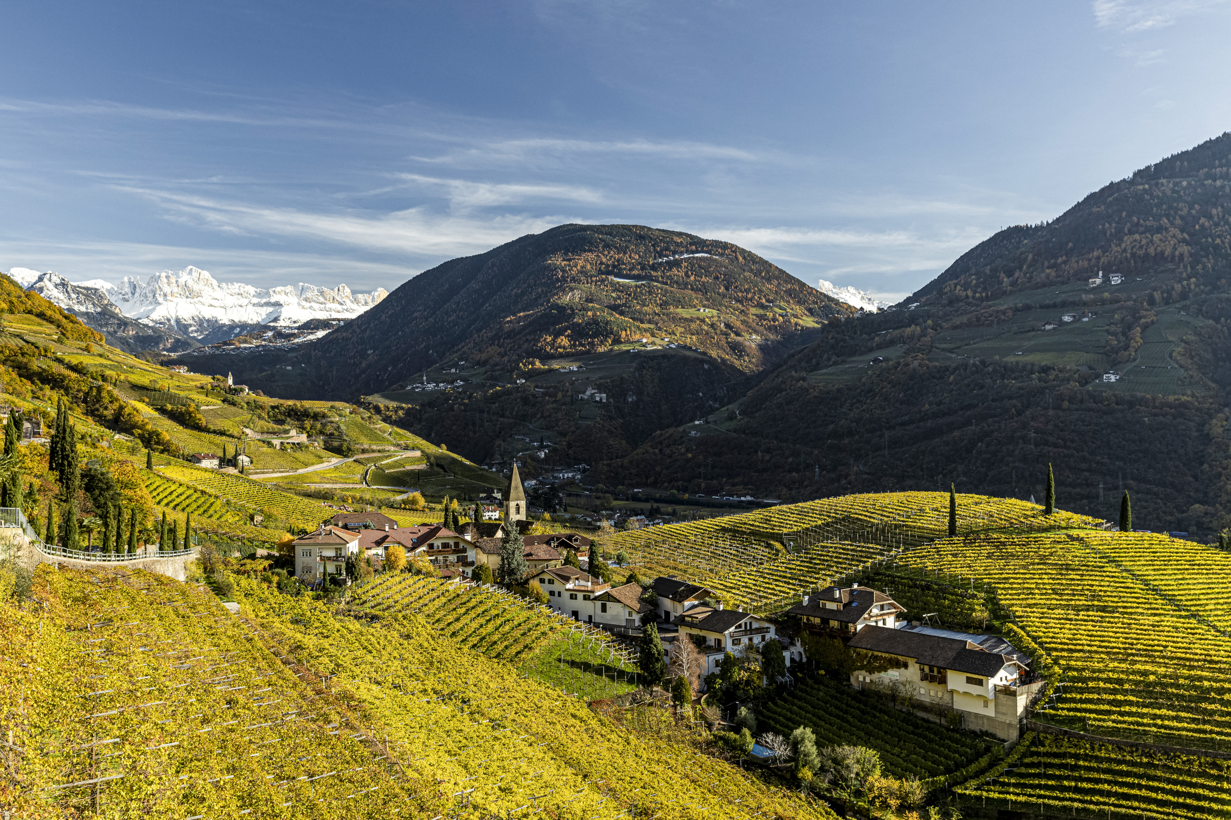 Südtiroler Dorf St. Magdalena im Herbst